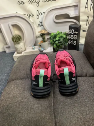Adidas Chaussures de course à col de style gaiter avec silhouette rose et noir 8