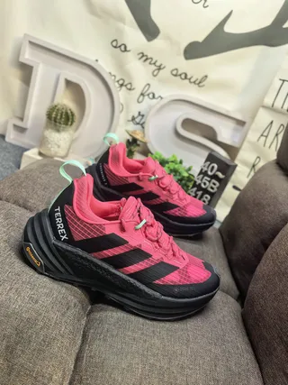Adidas Chaussures de course à col de style gaiter avec silhouette rose et noir 9