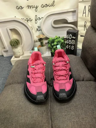 Adidas Chaussures de course à col de style gaiter avec silhouette rose et noir 10