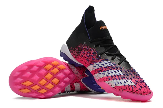 Adidas Predator Zapatillas de fútbol Turf con empeine texturizado y moteado, tachuelas triangulares en la puntera 4