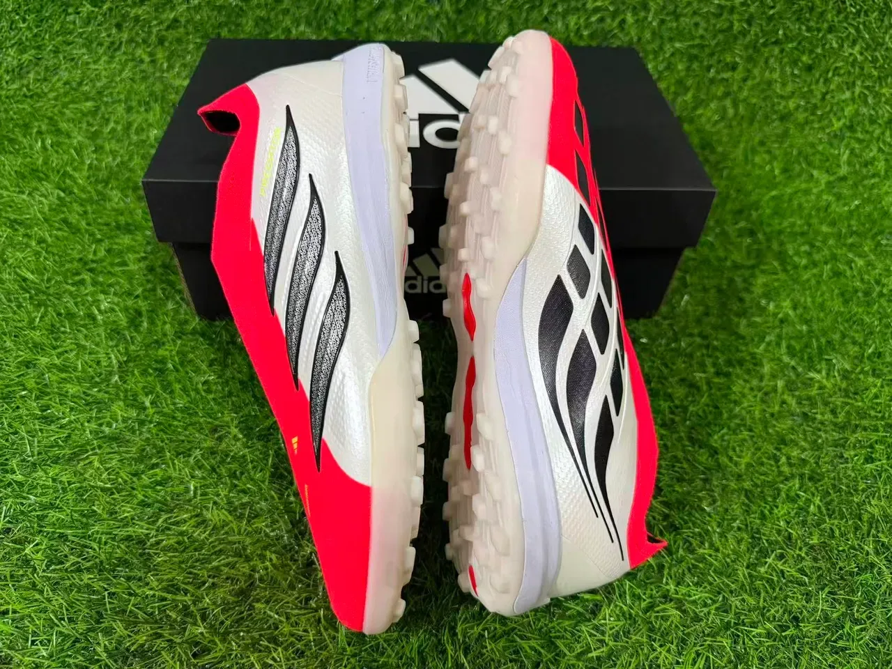 Adidas Predator Chaussures de football Turf Rouge Blanc Sans Lacets Ajustement Chaussette Haut Texturé Argent Trois Rayures Superposition 2