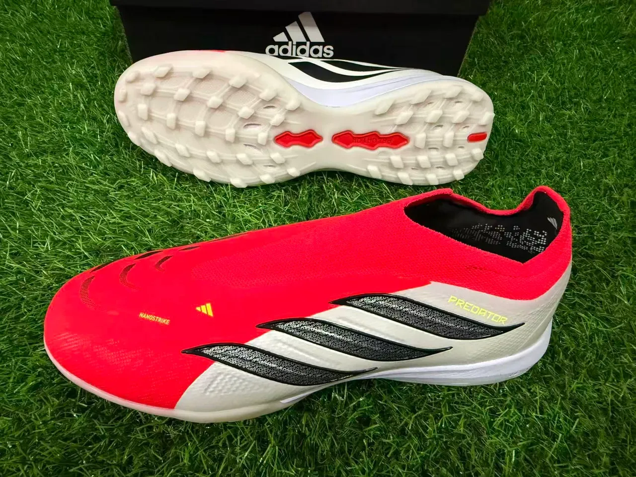 Adidas Predator Chaussures de football Turf Rouge Blanc Sans Lacets Ajustement Chaussette Haut Texturé Argent Trois Rayures Superposition 3