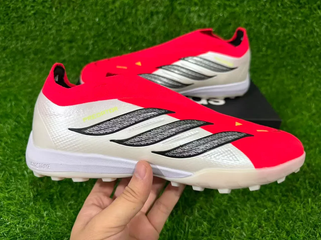 Adidas Predator Chaussures de football Turf Rouge Blanc Sans Lacets Ajustement Chaussette Haut Texturé Argent Trois Rayures Superposition 4