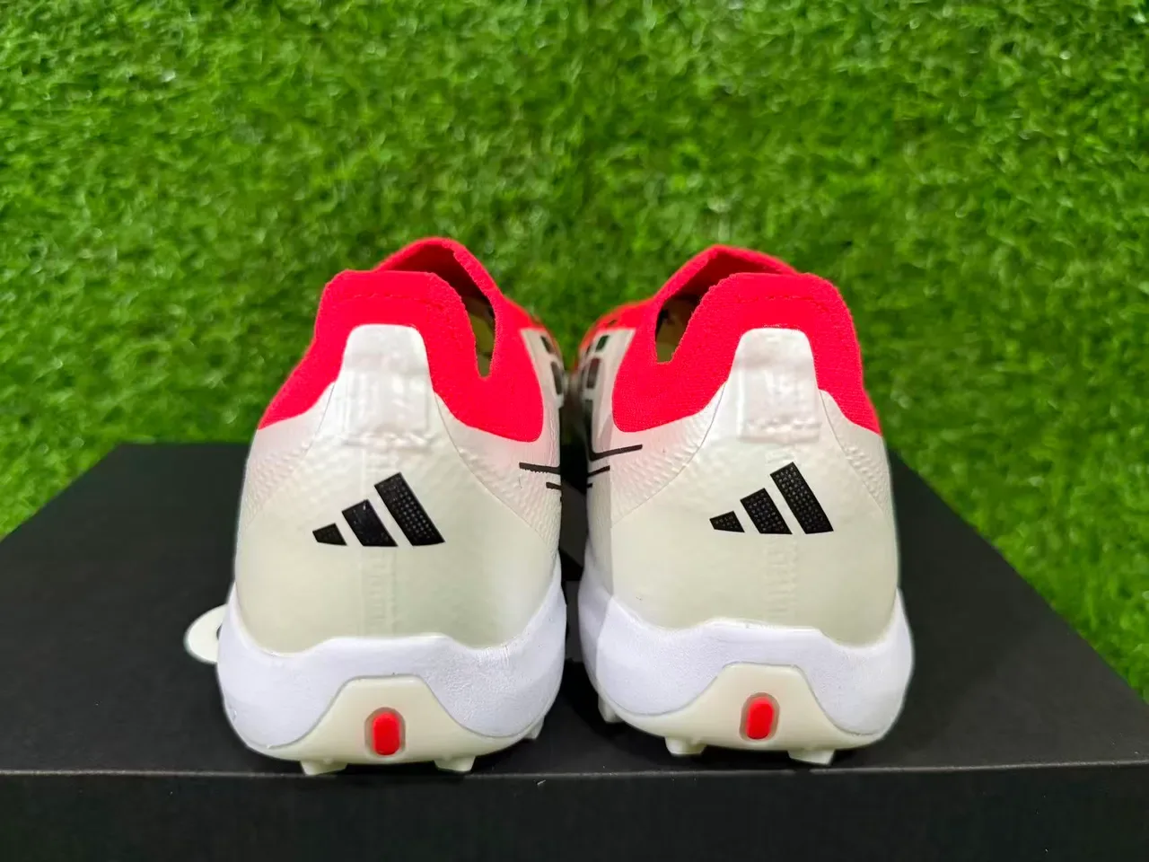 Adidas Predator Chaussures de football Turf Rouge Blanc Sans Lacets Ajustement Chaussette Haut Texturé Argent Trois Rayures Superposition 5