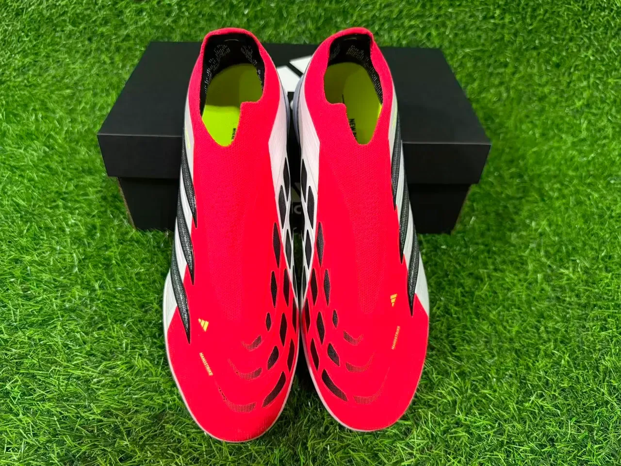 Adidas Predator Chaussures de football Turf Rouge Blanc Sans Lacets Ajustement Chaussette Haut Texturé Argent Trois Rayures Superposition 6
