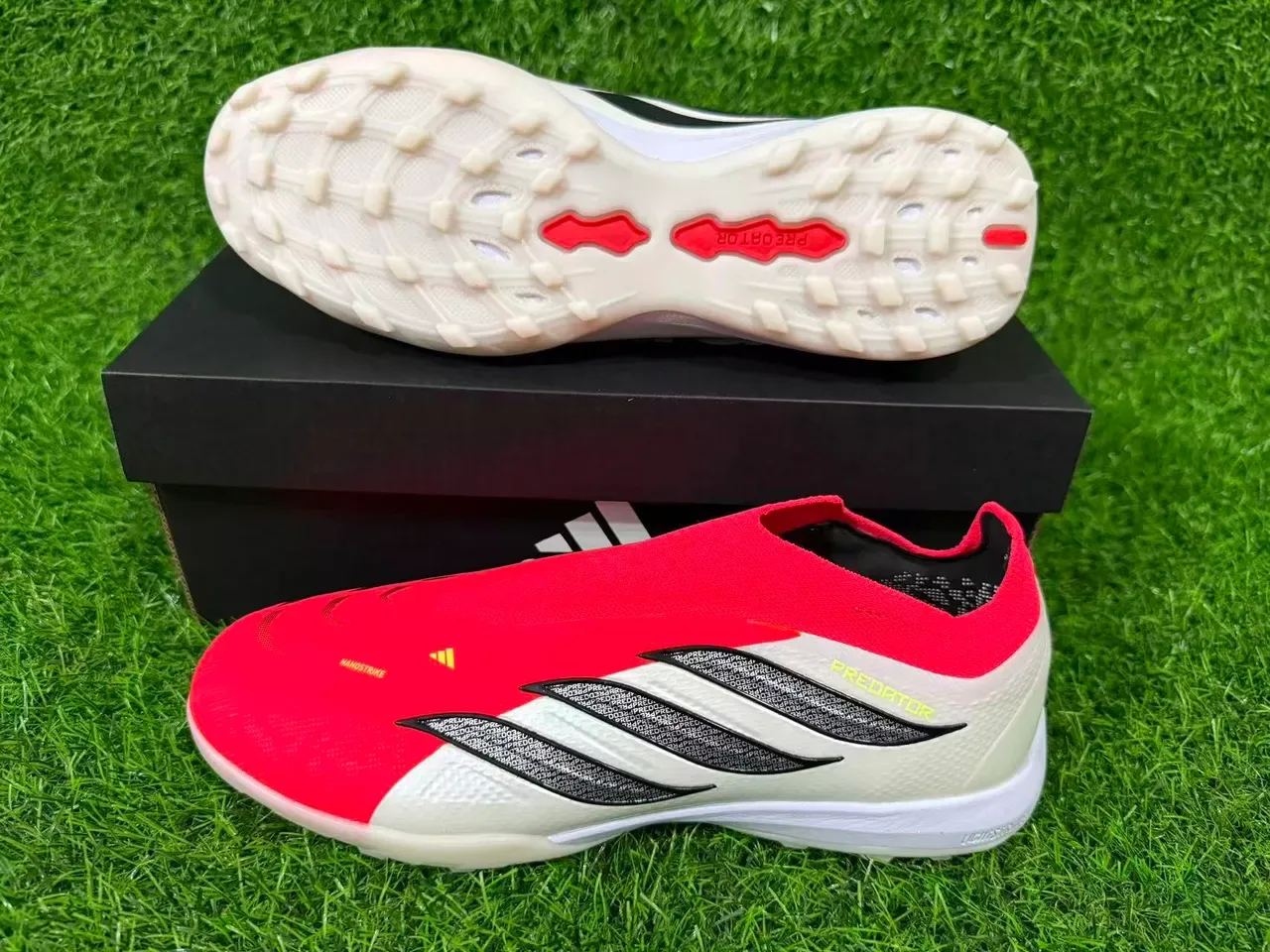 Adidas Predator Chaussures de football Turf Rouge Blanc Sans Lacets Ajustement Chaussette Haut Texturé Argent Trois Rayures Superposition 7