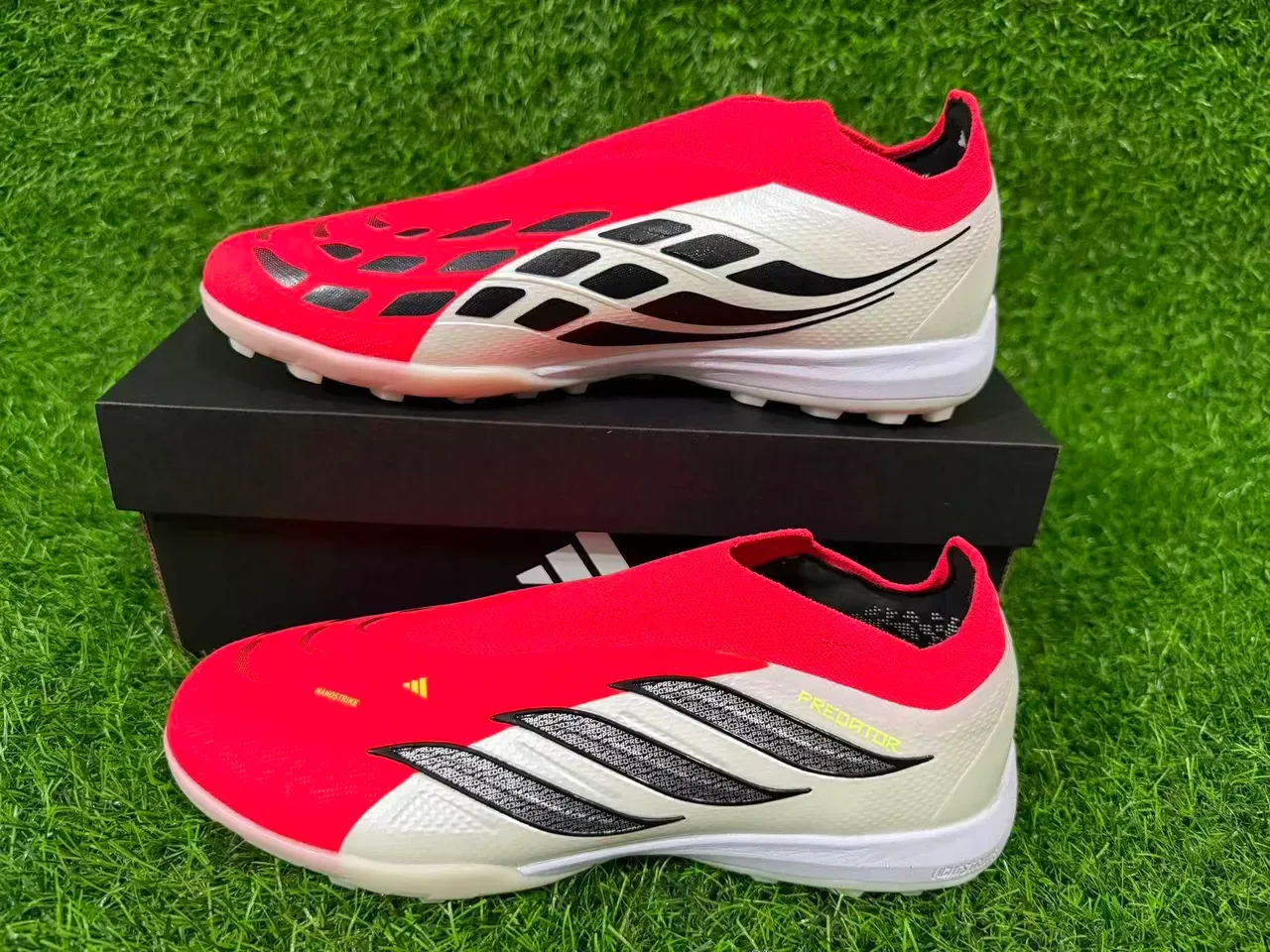 Adidas Predator Chaussures de football Turf Rouge Blanc Sans Lacets Ajustement Chaussette Haut Texturé Argent Trois Rayures Superposition 8