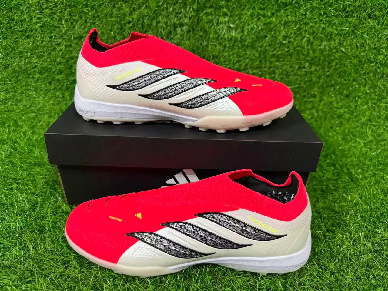 Adidas Predator Chaussures de football Turf Rouge Blanc Sans Lacets Ajustement Chaussette Haut Texturé Argent Trois Rayures Superposition 9