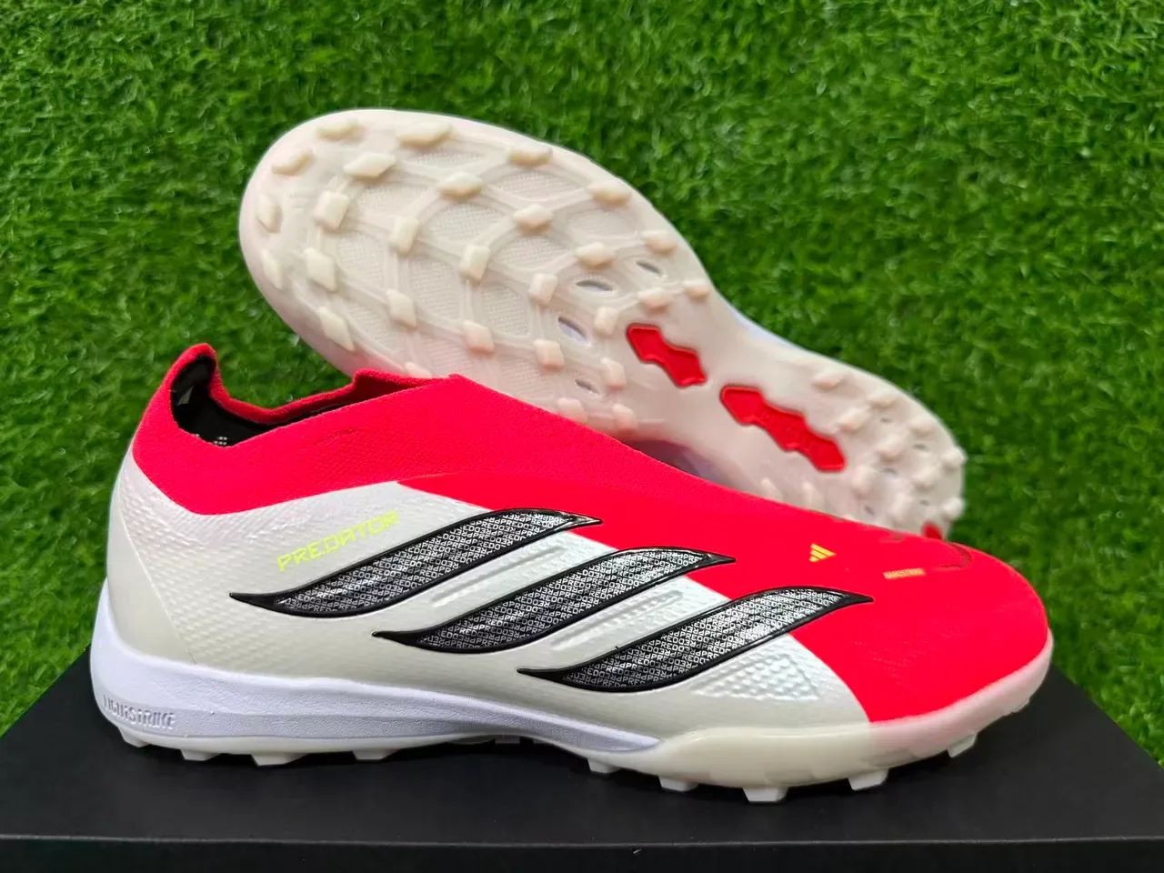 Adidas Predator Chaussures de football Turf Rouge Blanc Sans Lacets Ajustement Chaussette Haut Texturé Argent Trois Rayures Superposition 10