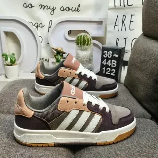 Adidas बैंगनी भूरा लो-टॉप तीन स्ट्राइप साइड पैनल लाइफस्टाइल स्नीकर