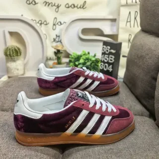 Adidas Samba OG बर्गंडी वेलवेट लाइफस्टाइल स्नीकर