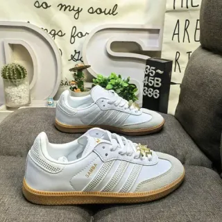 Adidas Samba सफेद और गम लाइफस्टाइल स्नीकर