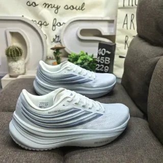 Adidas Supernova Dreamstrike सफेद भूरा दौड़ने के जूते