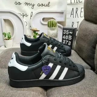 Adidas Superstar काला और सफेद जीवनशैली स्नीकर