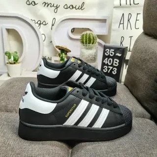 Adidas Superstar काले और सफेद लाइफस्टाइल स्नीकर