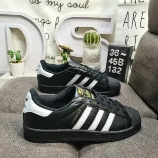 Adidas Superstar काला और सादा लाइफस्टाइल स्नीकर