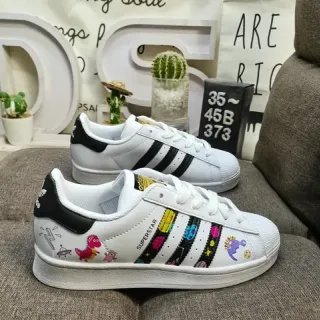 Adidas Superstar बहुरंगी ग्राफिक प्रिंट लाइफस्टाइल स्नीकर