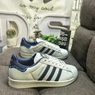 Adidas Superstar Off-White और Navy जीवन शैली के स्नीकर्स