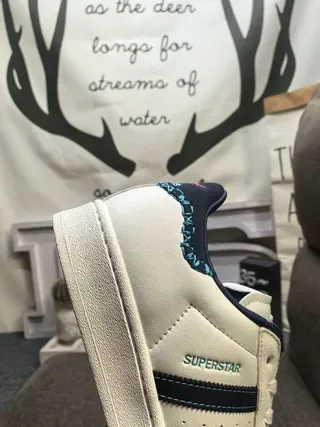 Adidas Superstar Off-White e Navy tênis lifestyle 4