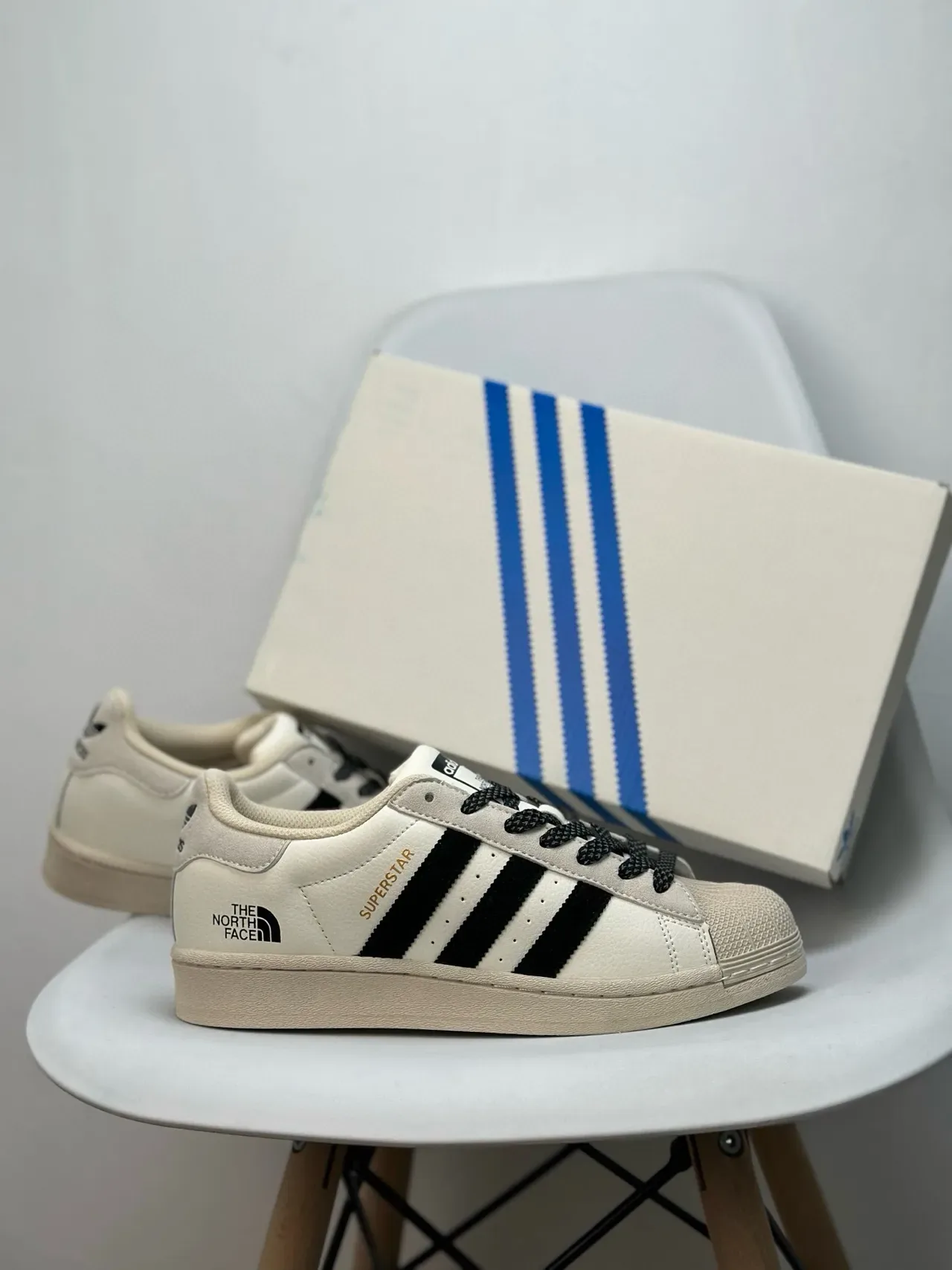 Adidas Superstar Off-White Shell-Toe जीवनशैली स्नीकर 4