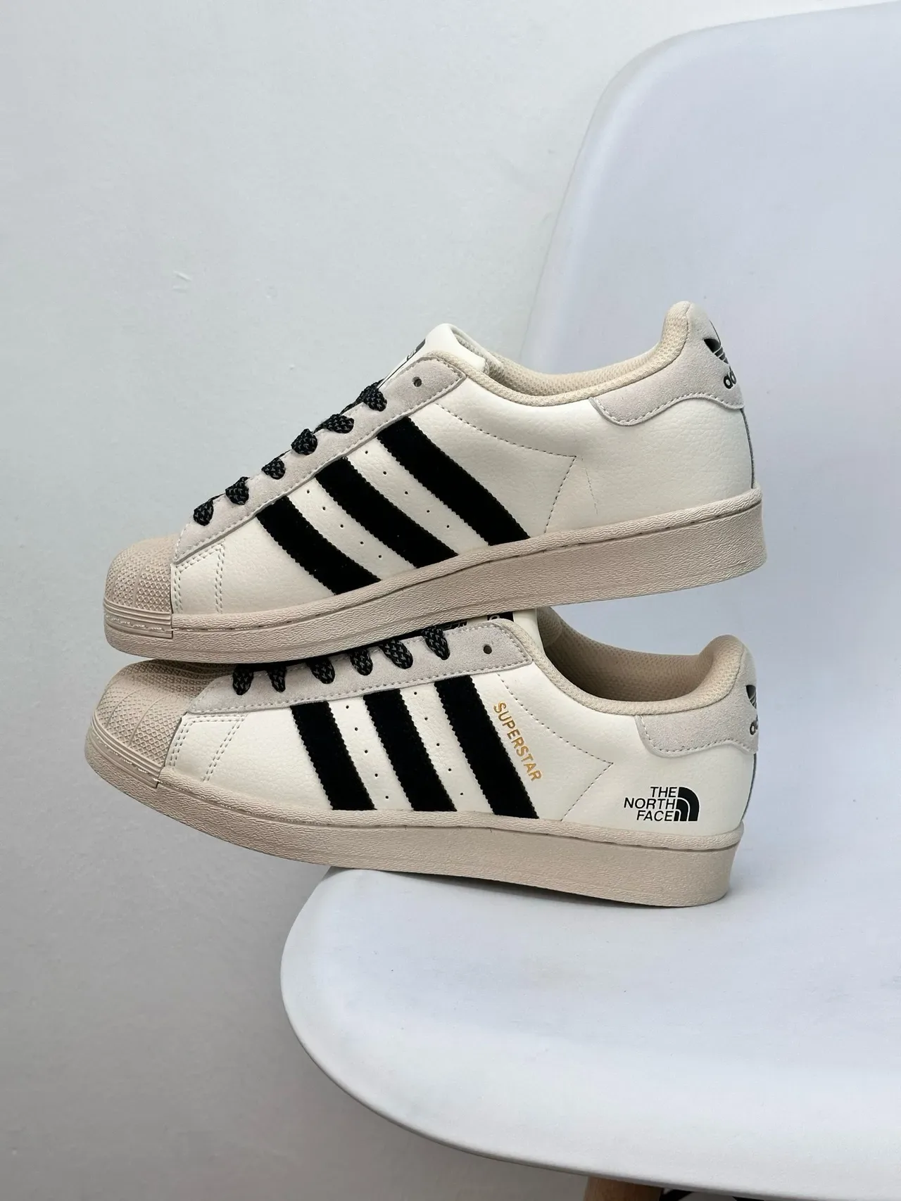 Adidas Superstar Off-White Shell-Toe जीवनशैली स्नीकर 5