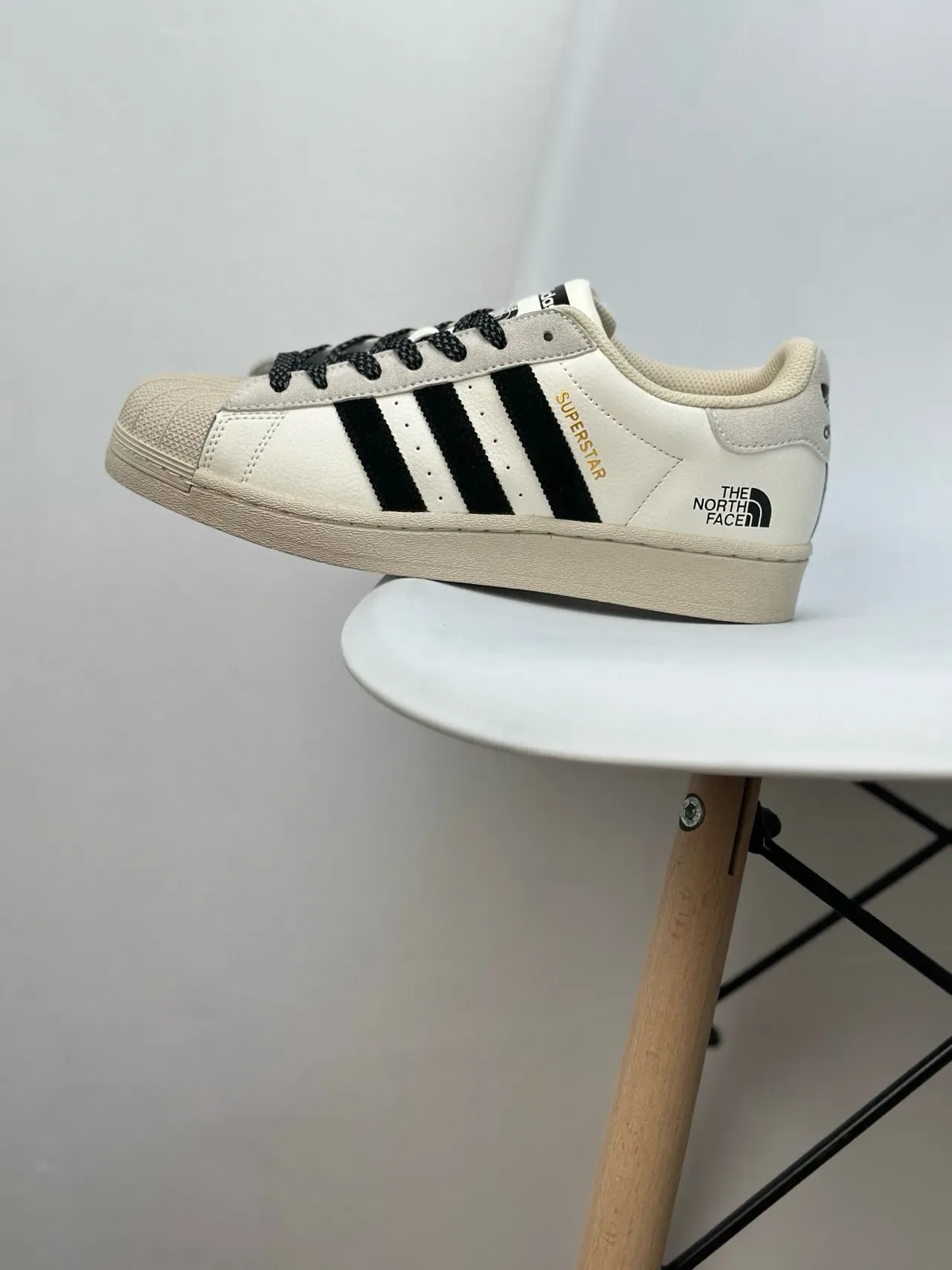 Adidas Superstar Off-White Shell-Toe जीवनशैली स्नीकर 6