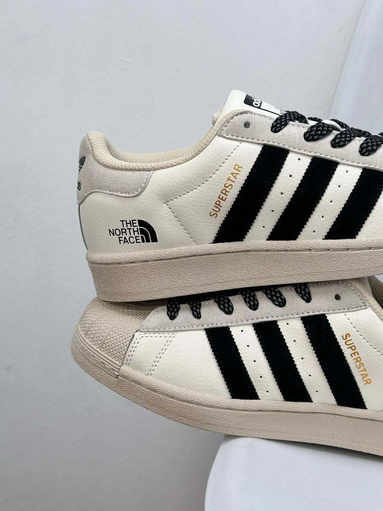 Adidas Superstar Off-White Shell-Toe जीवनशैली स्नीकर 9
