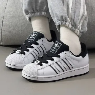 Adidas Superstar सफेद और काला लाइफस्टाइल स्नीकर