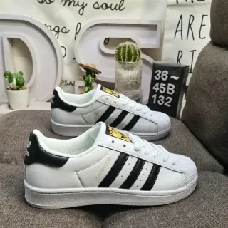 Adidas Superstar सफेद और काला लाइफस्टाइल स्नीकर