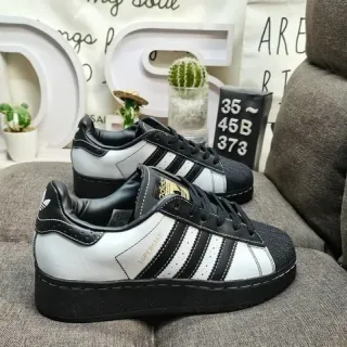 Adidas Superstar सफेद और काले लाइफस्टाइल स्नीकर