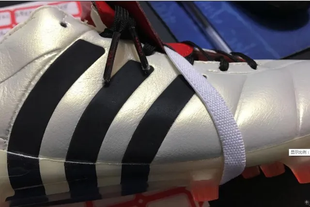 Adidas Chaussures de football blanc noir à coupe basse en cuir upper trois rayures sur le côté marquage sur le côté pour terrain ferme 4