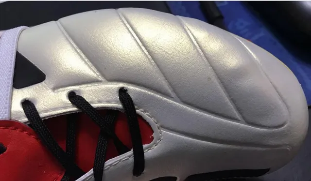 Adidas Chaussures de football blanc noir à coupe basse en cuir upper trois rayures sur le côté marquage sur le côté pour terrain ferme 5