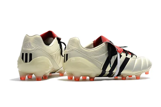 Adidas Chaussures de football blanc noir à coupe basse en cuir upper trois rayures sur le côté marquage sur le côté pour terrain ferme 7