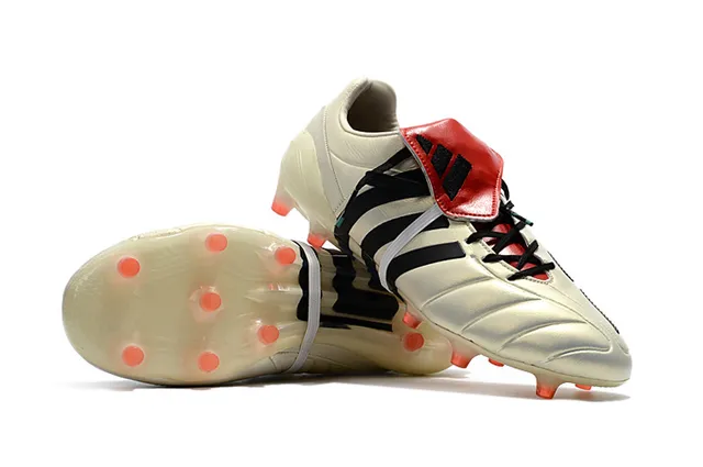 Adidas Chaussures de football blanc noir à coupe basse en cuir upper trois rayures sur le côté marquage sur le côté pour terrain ferme 16