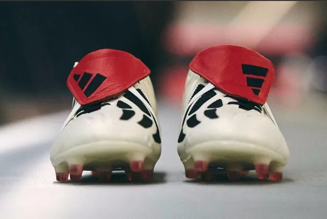 Adidas Chaussures de football blanc noir à coupe basse en cuir upper trois rayures sur le côté marquage sur le côté pour terrain ferme 19