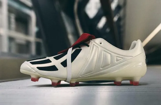Adidas Chaussures de football blanc noir à coupe basse en cuir upper trois rayures sur le côté marquage sur le côté pour terrain ferme 20