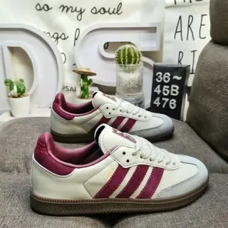 Adidas सफेद बर्गंडी लो-टॉप तीन पट्टी साइड पैनल जीवन शैली स्नीकर