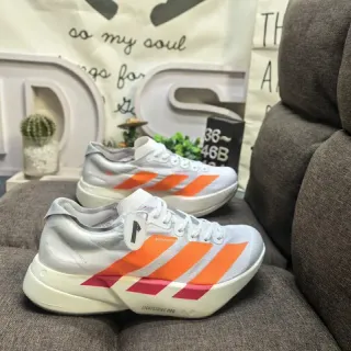 Adidas Chaussures de course blanches et oranges low-top avec empeigne mesh engineered