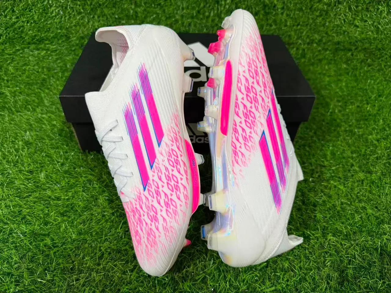 Adidas 白色粉色低帮袜套透明TPU鞋面人工草地足球鞋 9