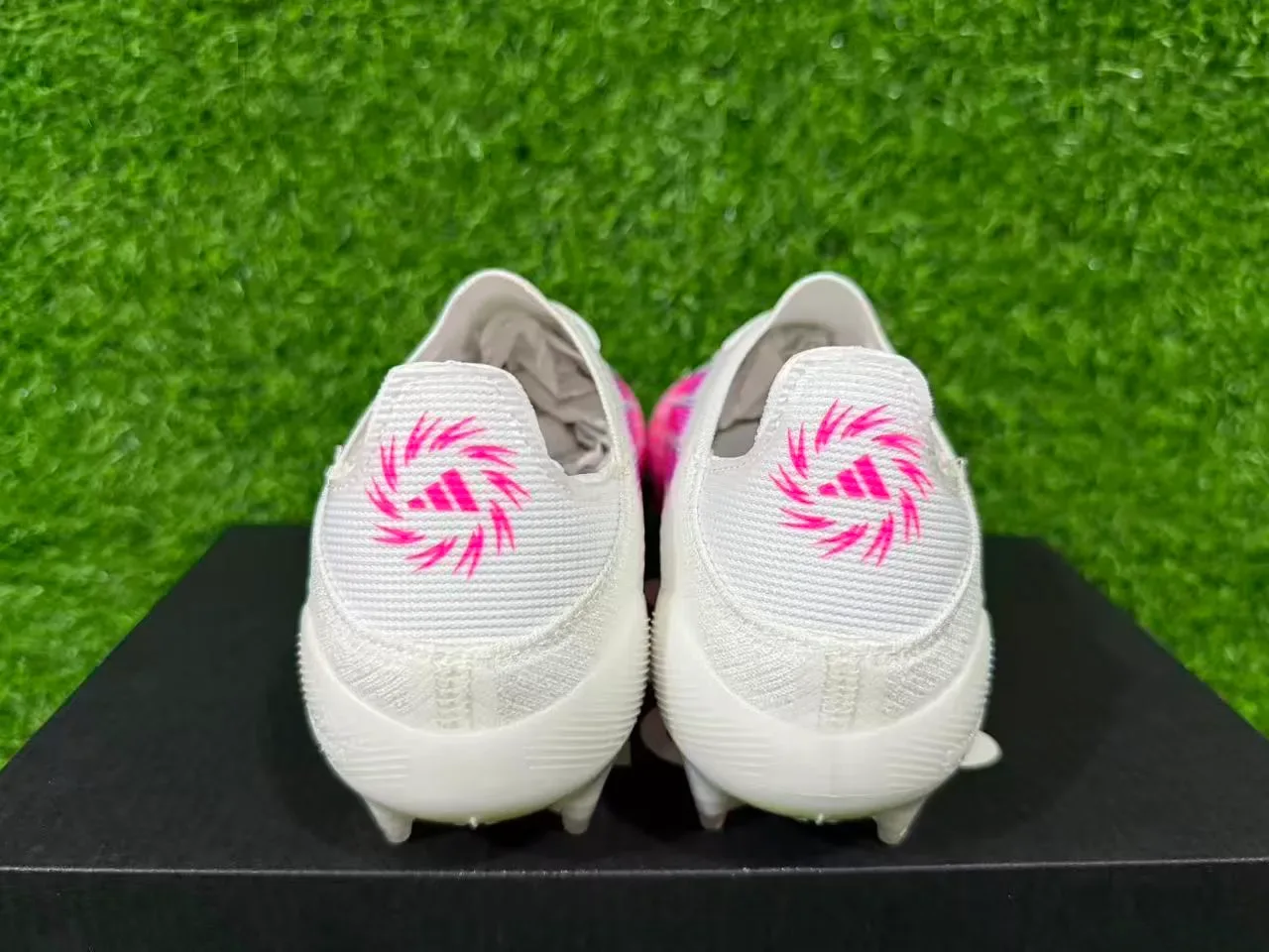 Adidas 白色粉色低帮袜套透明TPU鞋面人工草地足球鞋 10