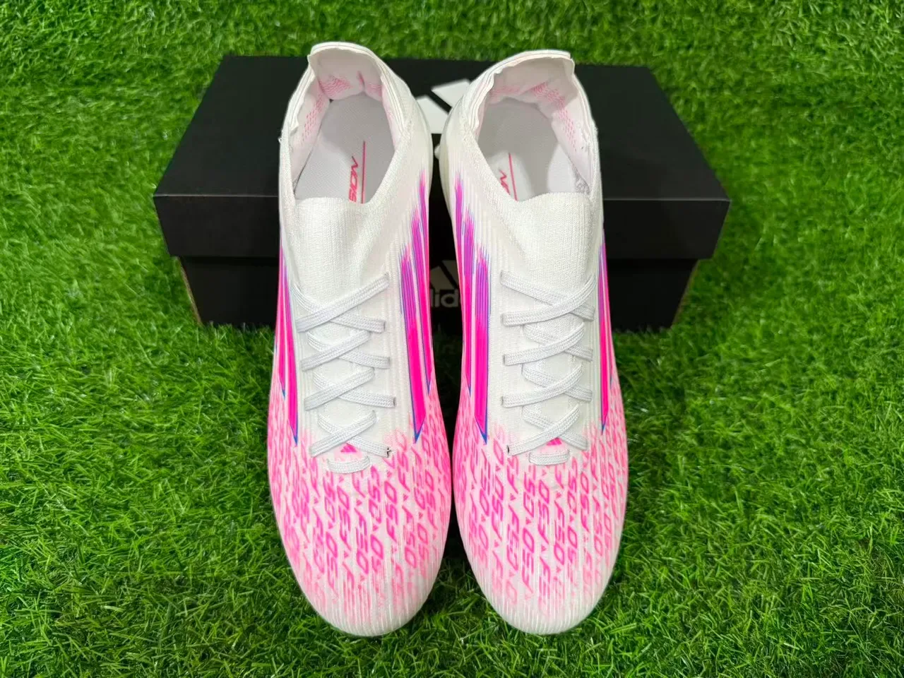 Adidas 白色粉色低帮袜套透明TPU鞋面人工草地足球鞋 11