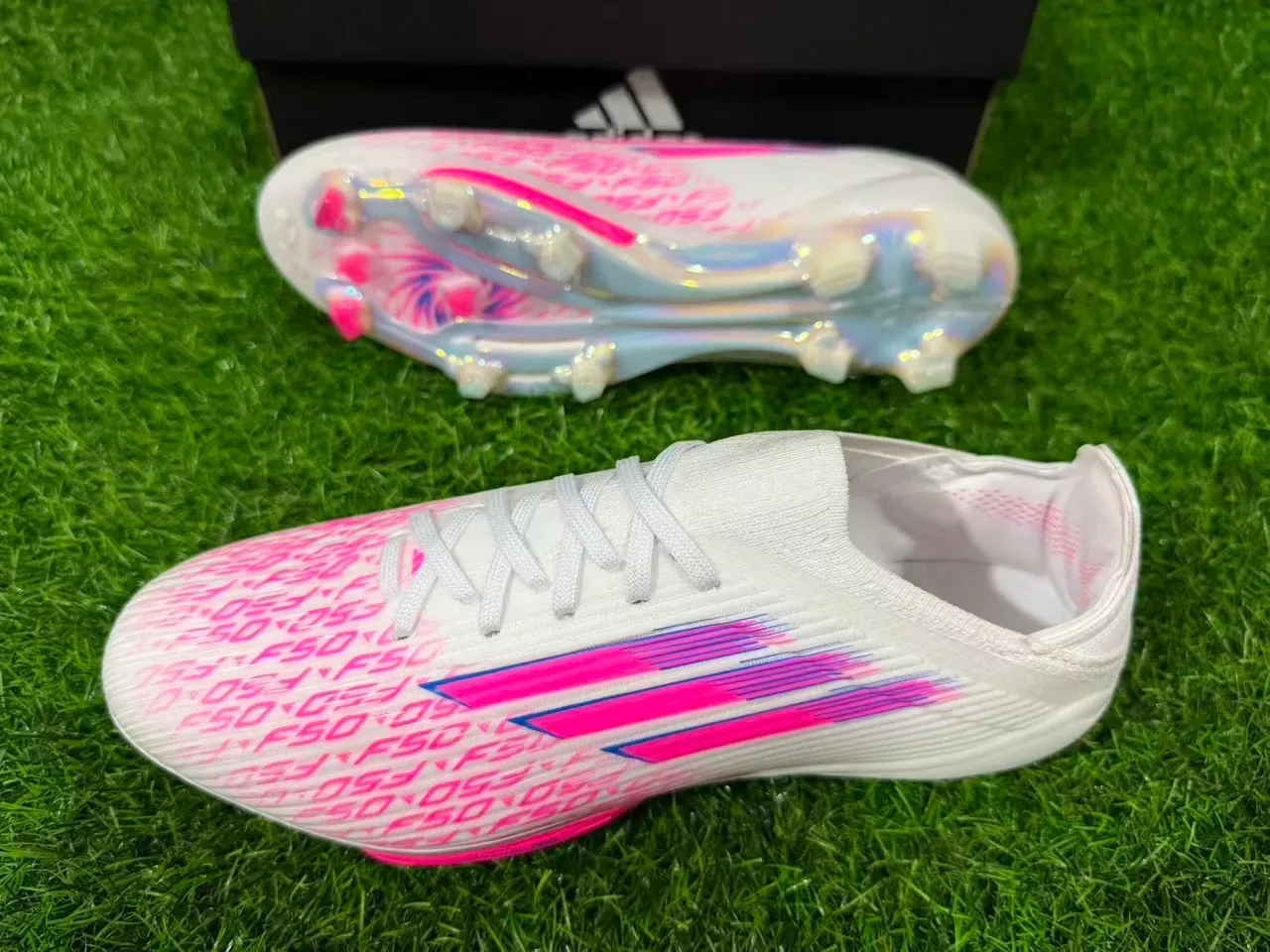 Adidas 白色粉色低帮袜套透明TPU鞋面人工草地足球鞋 12