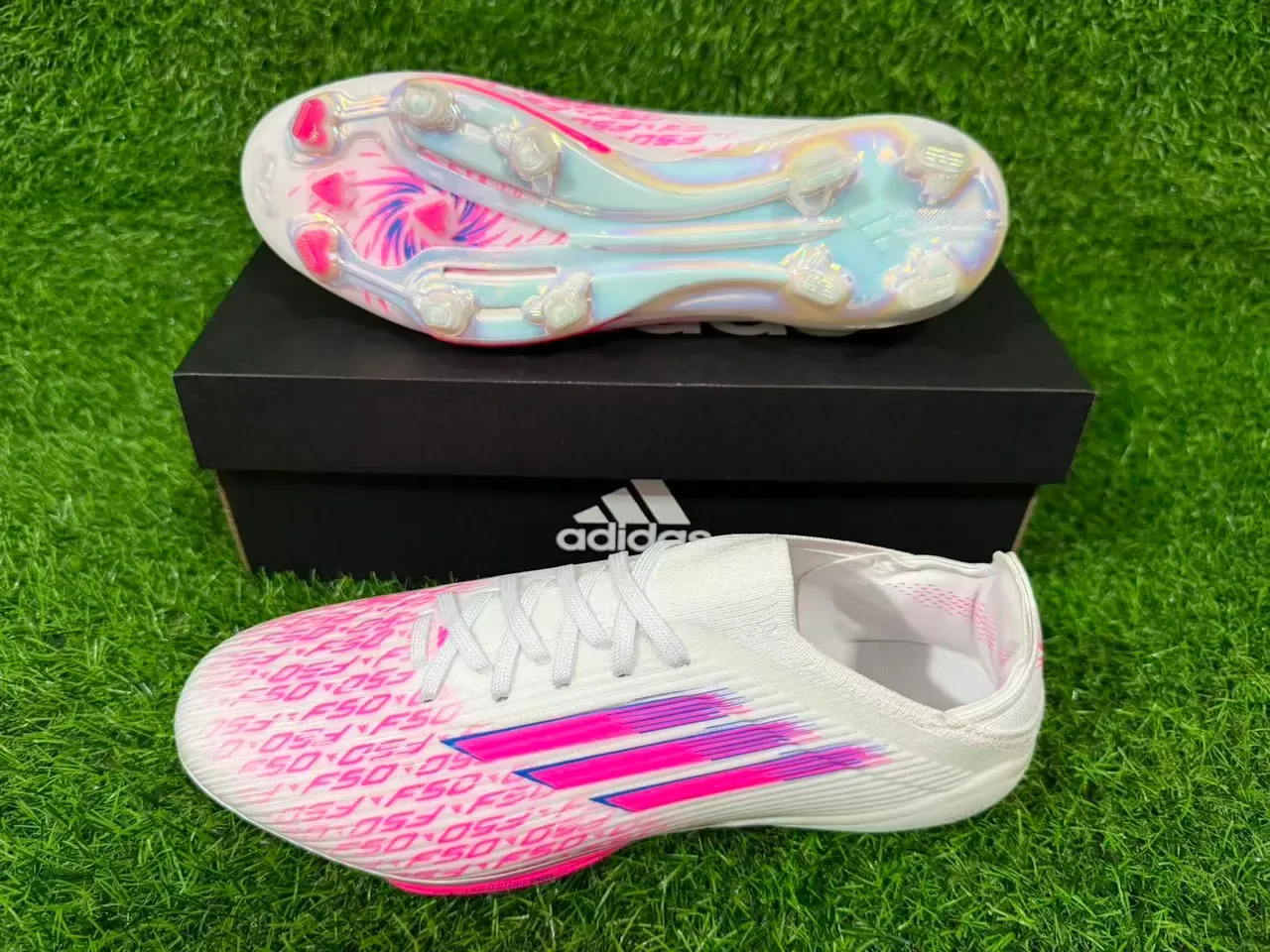 Adidas 白色粉色低帮袜套透明TPU鞋面人工草地足球鞋 13