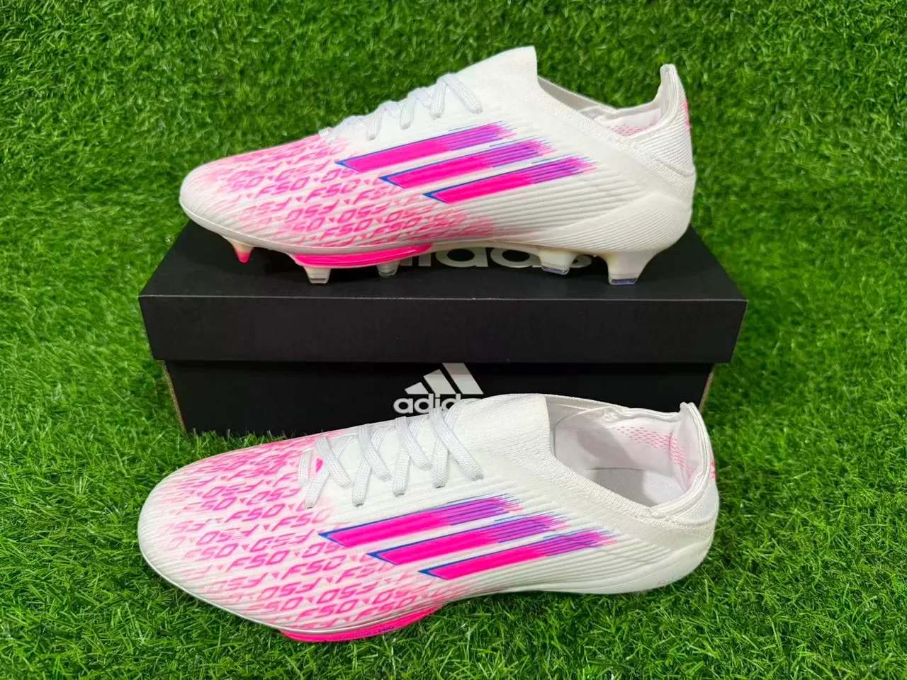 Adidas 白色粉色低帮袜套透明TPU鞋面人工草地足球鞋 14