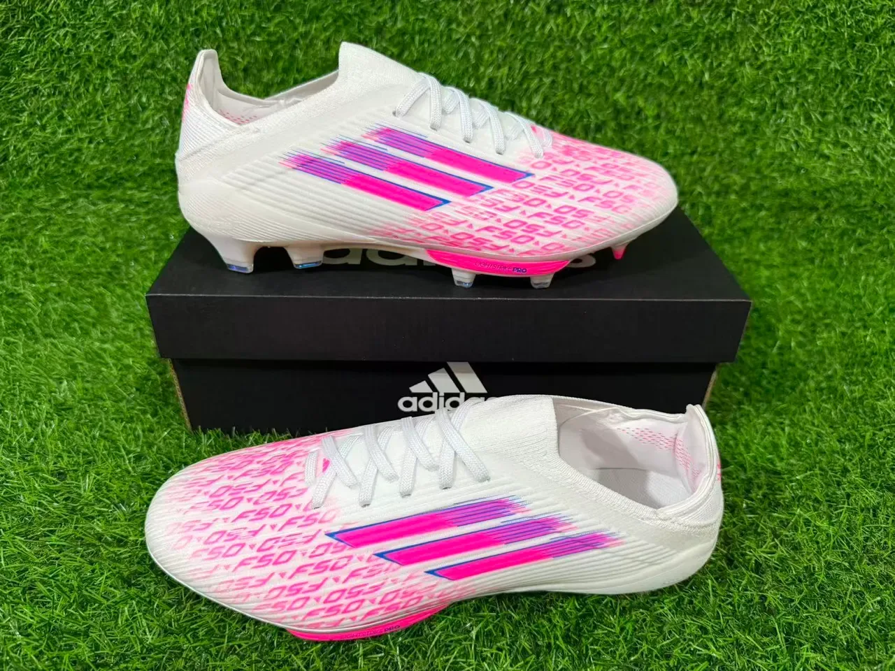 Adidas 白色粉色低帮袜套透明TPU鞋面人工草地足球鞋 15