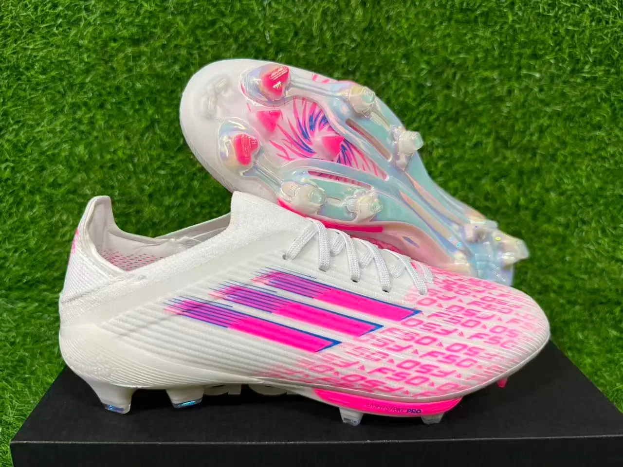 Adidas 白色粉色低帮袜套透明TPU鞋面人工草地足球鞋 16
