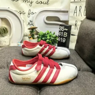 Adidas सफेद लाल बिना जूते पट्टा बंद तीन स्ट्राइप लाइफस्टाइल जूते