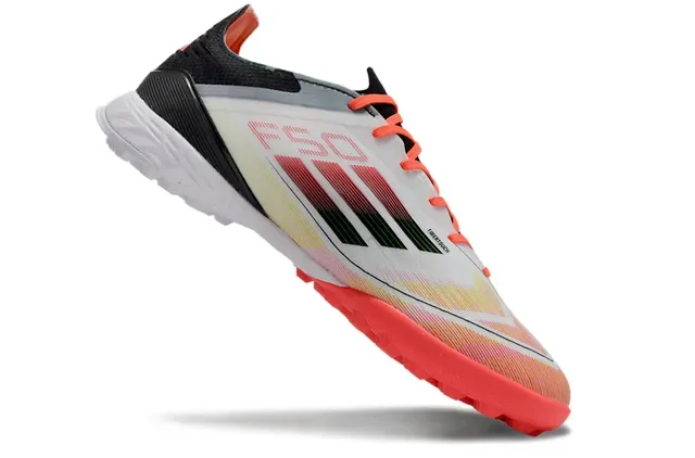 Adidas X sapatos de futebol turf branco e laranja low-cut com cravos conicos moldados 2