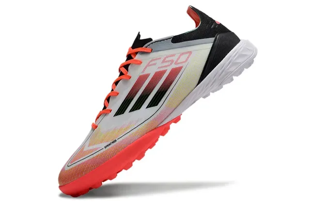 Adidas X sapatos de futebol turf branco e laranja low-cut com cravos conicos moldados 3