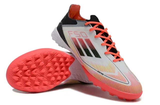 Adidas X sapatos de futebol turf branco e laranja low-cut com cravos conicos moldados 4